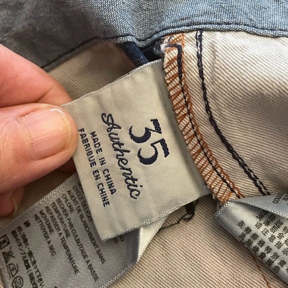 Tommy Bahama Men’s Shorts. Waist size is 35”. Blue patterned design. - Picture 8 of 9